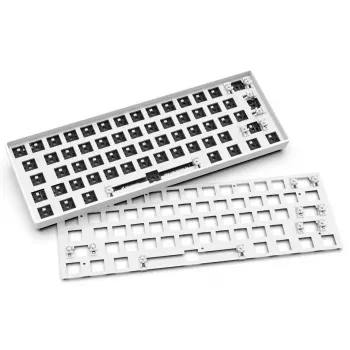 Kompaktowa przewodowa klawiatura 60% Sharkoon SKILLER SGK50 S4 — układ QWERTY niemiecki, podświetlenie RGB, USB, kabel 1,5 m, biała