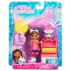 Gabby's Dollhouse, Zestaw studia artystycznego z 2 figurkami, 2 akcesoriami, przesyłką i meblem, zabawki dla dzieci od 3 lat