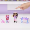 Gabby's Dollhouse, Zestaw studia artystycznego z 2 figurkami, 2 akcesoriami, przesyłką i meblem, zabawki dla dzieci od 3 lat