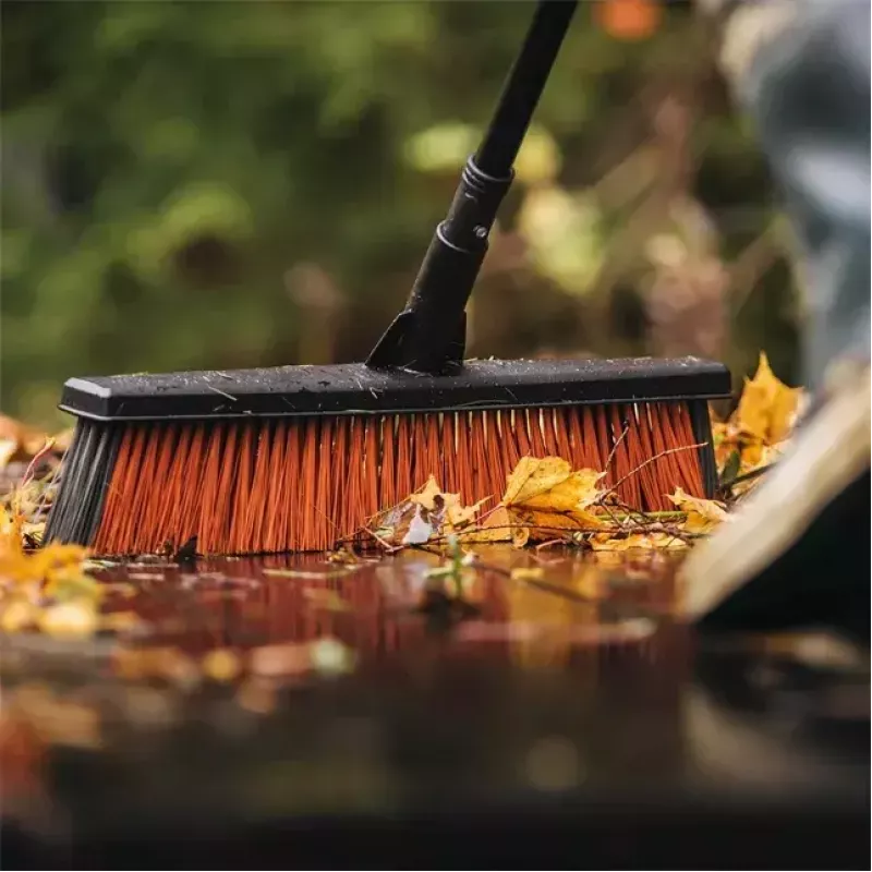 Miotła do wnętrz Fiskars 1025926 z mieszanym włosiem miękkim i twardym, aluminiowa, czarna
