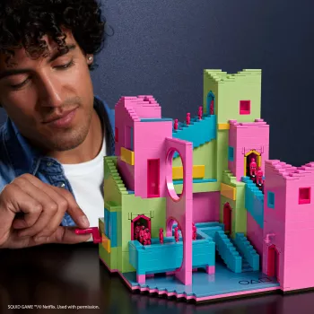 Mattel MEGA Squid Game Schody Zestaw Klocków z Figurką Akcji (1707 elementów) dla Kolekcjonerów