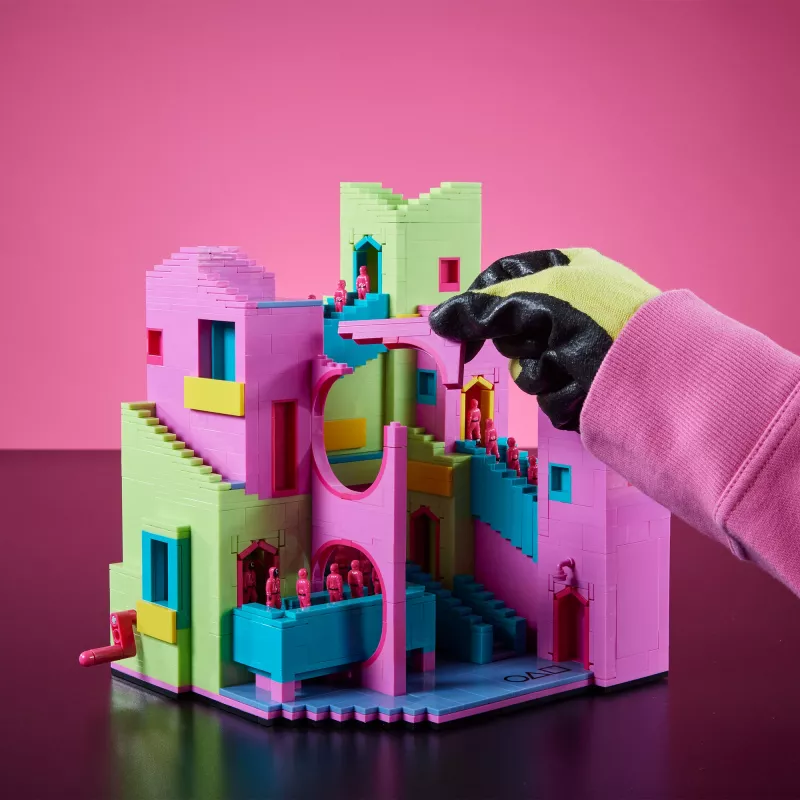 Mattel MEGA Squid Game Schody Zestaw Klocków z Figurką Akcji (1707 elementów) dla Kolekcjonerów