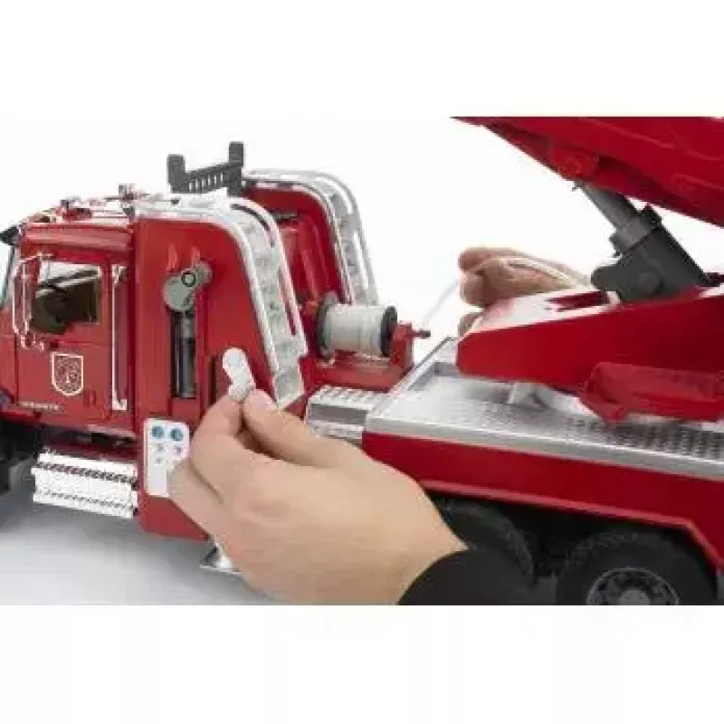 Wóz strażacki BRUDER MACK Granite z pompą wodną