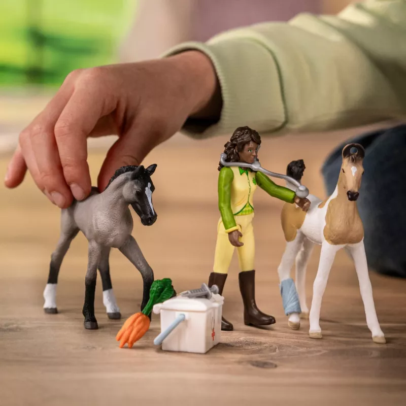 Zestaw zabawkowy Schleich Zestaw pierwszej pomocy Sarah figurka — Schleich 42777