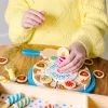 Melissa & Doug Tort Urodzinowy - Drewniane Jedzenie Do Zabawy Z Mieszanymi I Dopasowywanymi Dodatkami i 7 Świeczkami