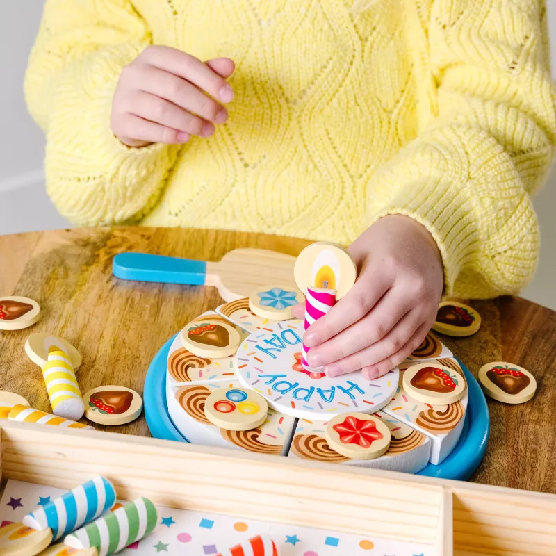 Melissa & Doug Tort Urodzinowy - Drewniane Jedzenie Do Zabawy Z Mieszanymi I Dopasowywanymi Dodatkami i 7 Świeczkami
