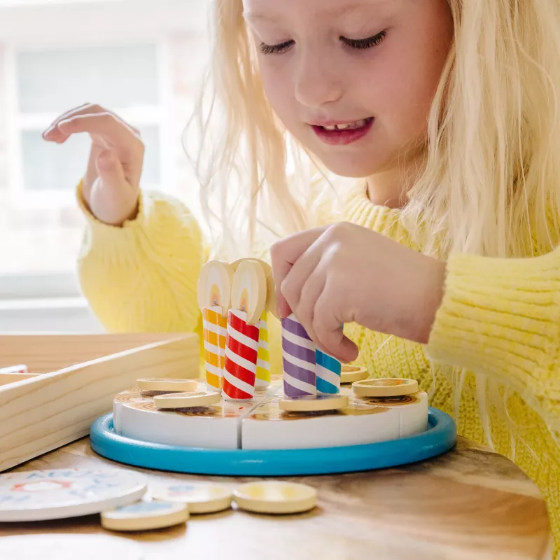 Melissa & Doug Tort Urodzinowy - Drewniane Jedzenie Do Zabawy Z Mieszanymi I Dopasowywanymi Dodatkami i 7 Świeczkami