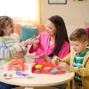 Kinetic Sand, SquishPizza Rising Pizza Oven Playset, kreatywne prezenty wielkanocne, zawiera 1 funt formowalnego piasku kinetycznego i 5 narzędzi, zabawki do zabawy w jedzenie, sztuka i rękodzieło dla dzieci