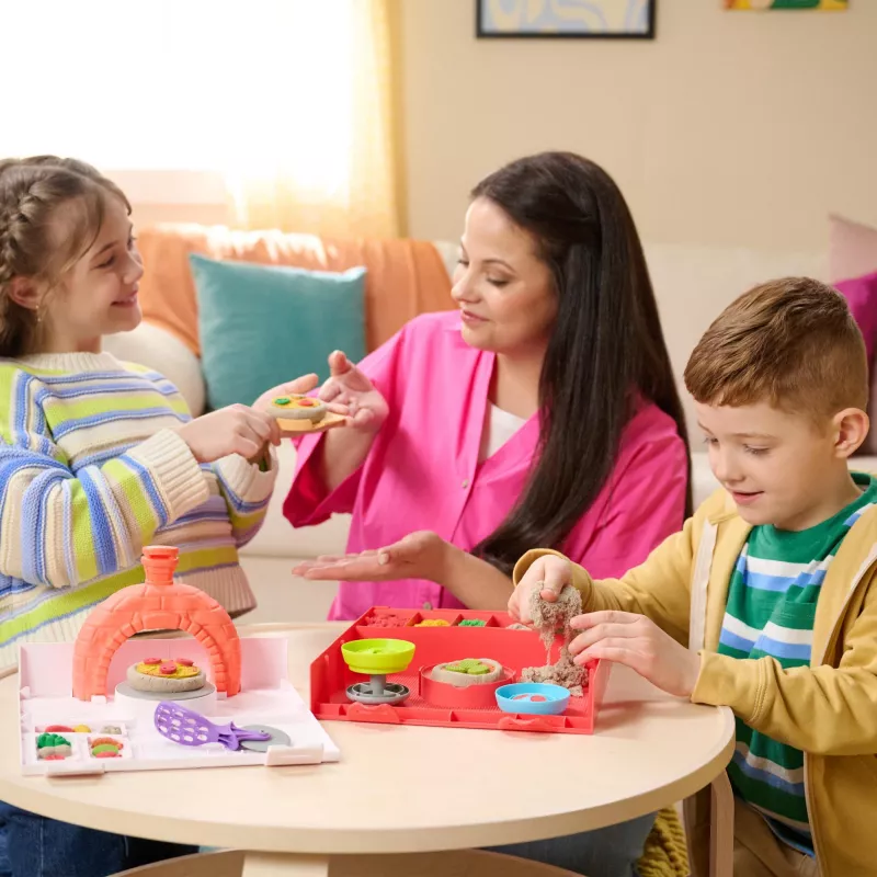 Kinetic Sand, SquishPizza Rising Pizza Oven Playset, kreatywne prezenty wielkanocne, zawiera 1 funt formowalnego piasku kinetycznego i 5 narzędzi, zabawki do zabawy w jedzenie, sztuka i rękodzieło dla dzieci