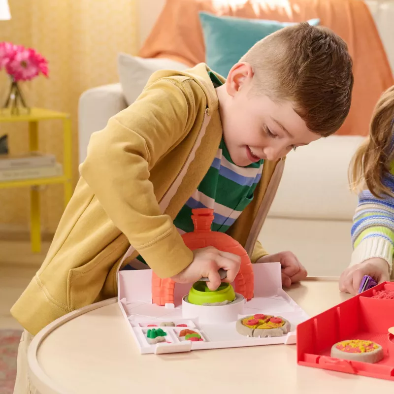 Kinetic Sand, SquishPizza Rising Pizza Oven Playset, kreatywne prezenty wielkanocne, zawiera 1 funt formowalnego piasku kinetycznego i 5 narzędzi, zabawki do zabawy w jedzenie, sztuka i rękodzieło dla dzieci
