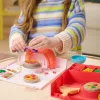Kinetic Sand, SquishPizza Rising Pizza Oven Playset, kreatywne prezenty wielkanocne, zawiera 1 funt formowalnego piasku kinetycznego i 5 narzędzi, zabawki do zabawy w jedzenie, sztuka i rękodzieło dla dzieci
