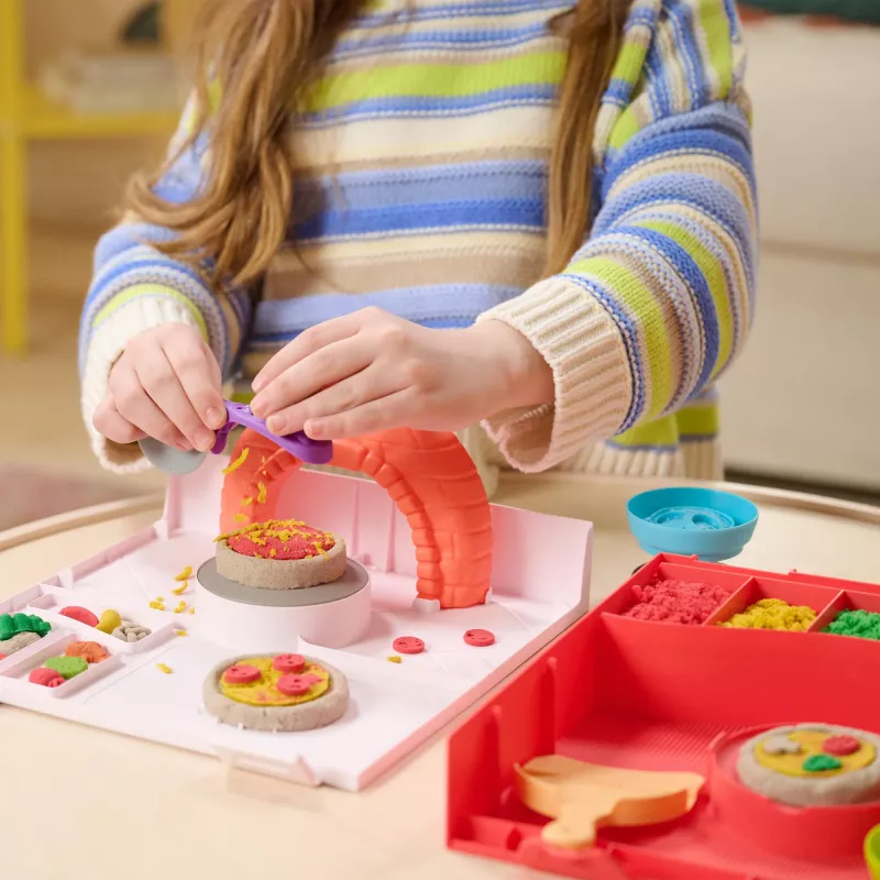 Kinetic Sand, SquishPizza Rising Pizza Oven Playset, kreatywne prezenty wielkanocne, zawiera 1 funt formowalnego piasku kinetycznego i 5 narzędzi, zabawki do zabawy w jedzenie, sztuka i rękodzieło dla dzieci