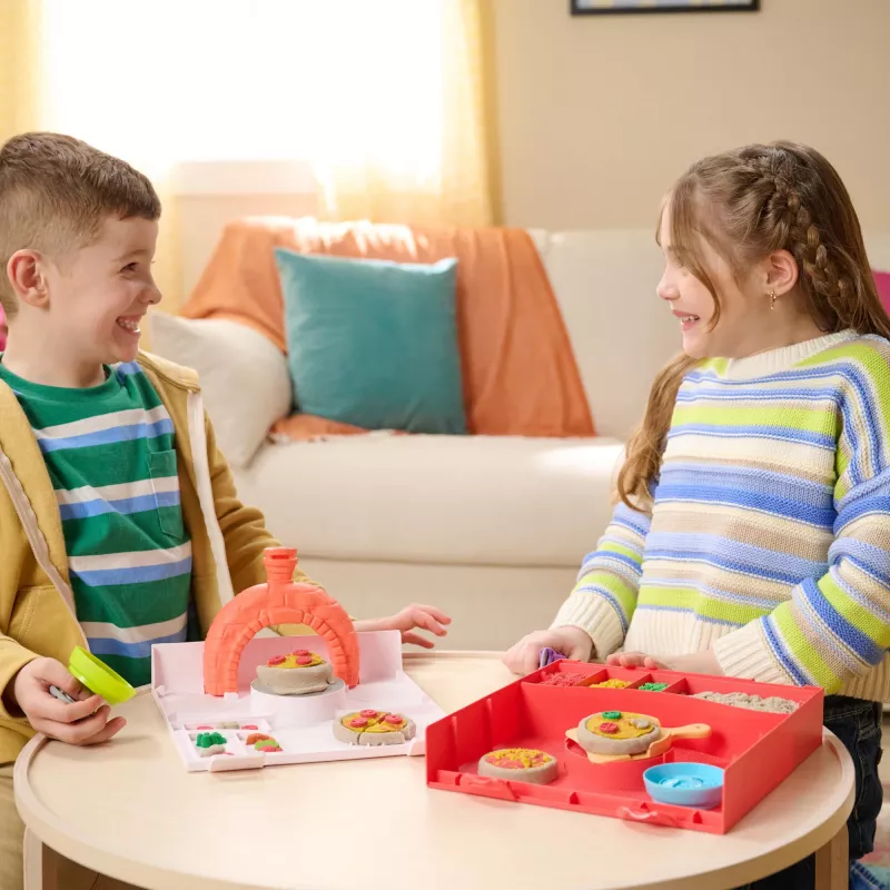 Kinetic Sand, SquishPizza Rising Pizza Oven Playset, kreatywne prezenty wielkanocne, zawiera 1 funt formowalnego piasku kinetycznego i 5 narzędzi, zabawki do zabawy w jedzenie, sztuka i rękodzieło dla dzieci