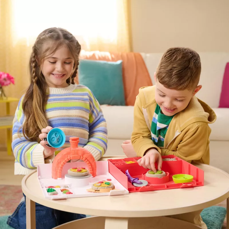 Kinetic Sand, SquishPizza Rising Pizza Oven Playset, kreatywne prezenty wielkanocne, zawiera 1 funt formowalnego piasku kinetycznego i 5 narzędzi, zabawki do zabawy w jedzenie, sztuka i rękodzieło dla dzieci