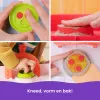 Kinetic Sand, SquishPizza Rising Pizza Oven Playset, kreatywne prezenty wielkanocne, zawiera 1 funt formowalnego piasku kinetycznego i 5 narzędzi, zabawki do zabawy w jedzenie, sztuka i rękodzieło dla dzieci