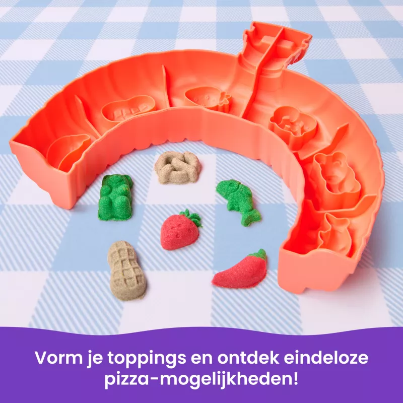 Kinetic Sand, SquishPizza Rising Pizza Oven Playset, kreatywne prezenty wielkanocne, zawiera 1 funt formowalnego piasku kinetycznego i 5 narzędzi, zabawki do zabawy w jedzenie, sztuka i rękodzieło dla dzieci