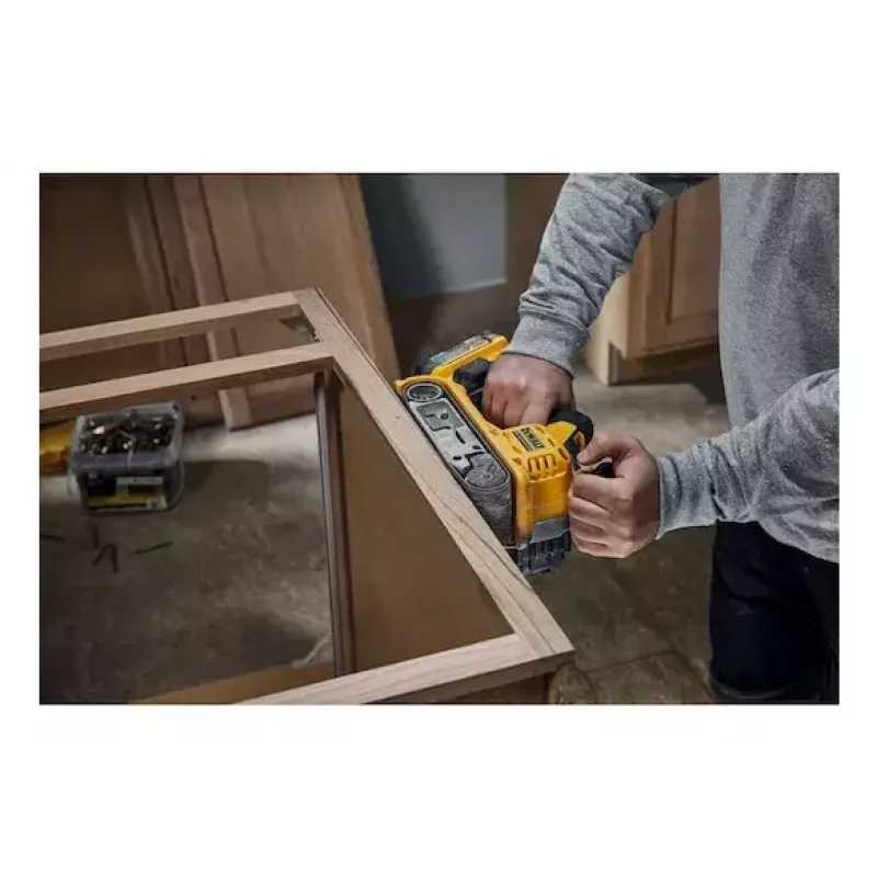 Szlifierka taśmowa DeWALT DCW220NT-XJ