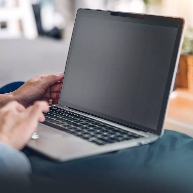 Ekran prywatyzujący StarTech.com 13,5 cala do Surface Laptop / Surface Book, filtr prywatyzujący antyodblaskowy z redukcją światła niebieskiego o 51%, ochrona ekranu monitora o kącie widzenia +/- 30 stopni, matowe wykończenie