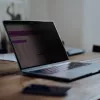 StarTech.com 14-calowy MacBook Pro 21/23 Filtr prywatyzujący do laptopa, Usuwalny i odwracalny filtr prywatyzujący z powłoką antyrefleksyjną, Magnetyczna osłona ekranu laptopa z 51% redukcją światła niebieskiego