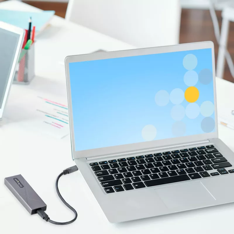 StarTech.com USB-C 10Gbps na obudowę SSD M.2 NVMe lub M.2 SATA - Beznarzędziowa zewnętrzna aluminiowa obudowa M.2 PCIe/SATA NGFF SSD - Kable hosta USB Type-C i A - Obsługuje 2230/2242/2260/2280