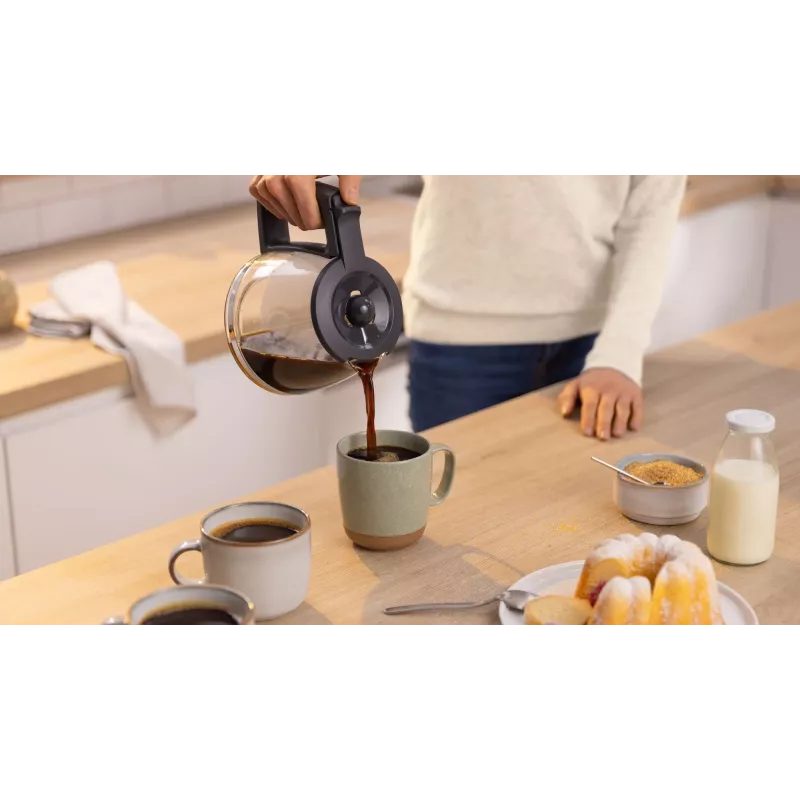 Drip coffee maker Bosch TKA3M134 — 1.4 L water tank, 15‑cup capacity, czerwony