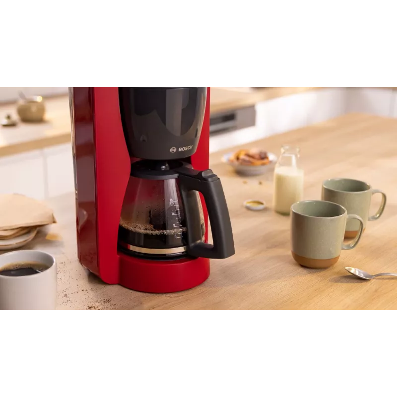 Drip coffee maker Bosch TKA3M134 — 1.4 L water tank, 15‑cup capacity, czerwony
