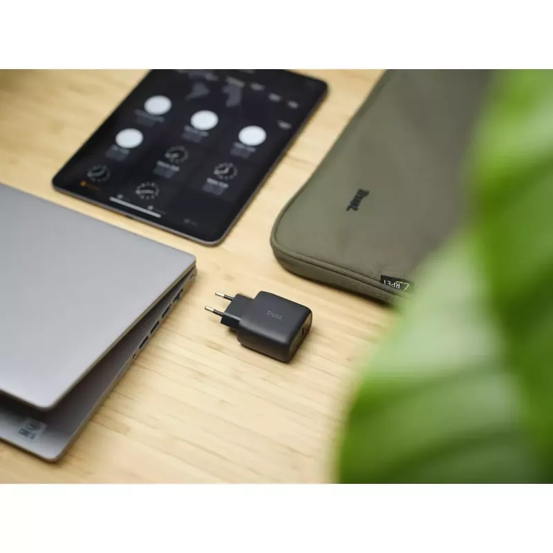 Ładowarka sieciowa Trust Maxo 45W uniwersalna czarna 100-240V 20V USB-C