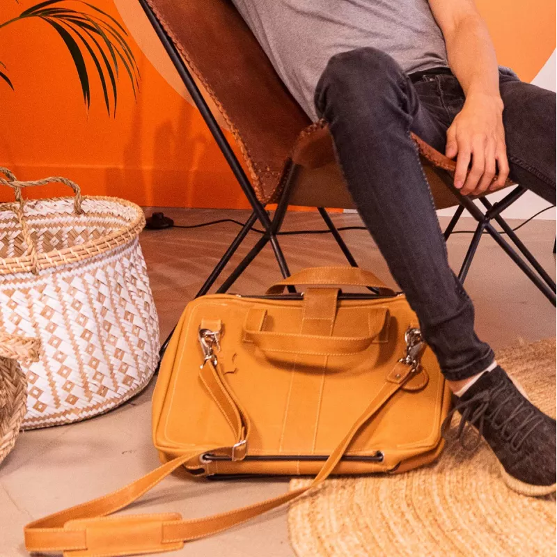 Torba na laptop R-Go Tools R-Go Viva, skóra licowa, z wbudowaną podstawką pod laptop, paskiem na ramię, 15,6 cala, brązowa