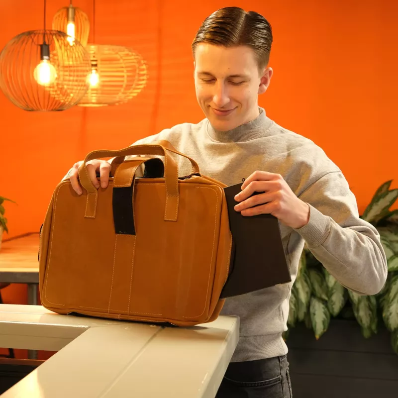 Torba na laptop R-Go Tools R-Go Viva, skóra licowa, z wbudowaną podstawką pod laptop, paskiem na ramię, 15,6 cala, brązowa