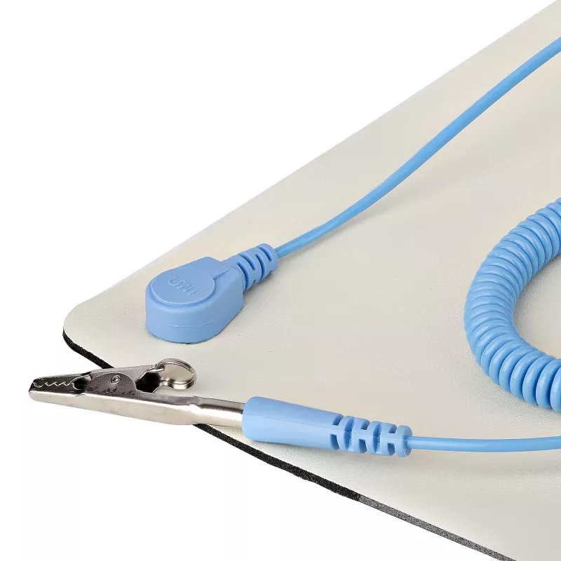 StarTech.com Mata antystatyczna, mata ESD do naprawy elektroniki, antystatyczna mata na stół/biurko z odłączanym przewodem uziemiającym, ANSI/ESD S 4.1, elastyczna termoplastyczna podkładka/mata robocza, 11x18 cali (30x46 cm)