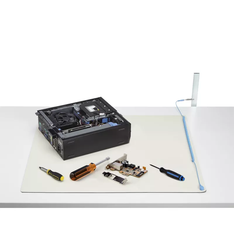 StarTech.com Mata antystatyczna, mata ESD do naprawy elektroniki, antystatyczna mata na stół/biurko z odłączanym przewodem uziemiającym, ANSI/ESD S 4.1, elastyczna termoplastyczna podkładka/mata robocza, 11x18 cali (30x46 cm)