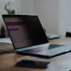 StarTech.com 15,6-calowy 16:10 Flip-Up filtr prywatyzujący z dotykiem, antyodblaskowy filtr światła niebieskiego, ochrona ekranu laptopa monitor, kąt widzenia +/- 30°