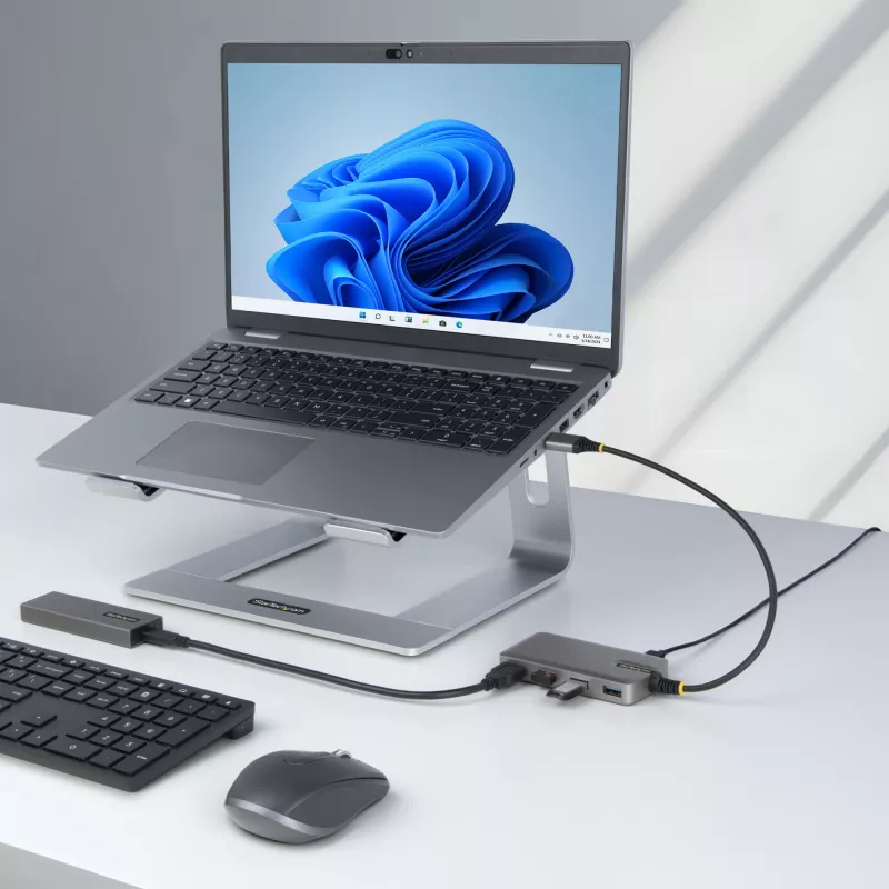 StarTech.com 4-portowy hub USB – USB 3.0 5 Gb/s, zasilany z magistrali, USB-A do 4x USB-A z opcjonalnym wejściem zasilania pomocniczego – przenośny hub USB do komputerów stacjonarnych/laptopów, kabel 30 cm, hub rozszerzający USB