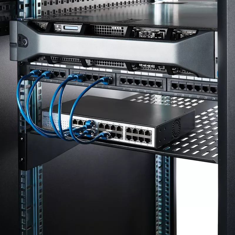 StarTech.com 2U Serwerowa Półka Rack - Uniwersalna Wentylowana Półka Wspornikowa do Montażu w Szafie Rack 19 cali - Wytrzymała Stal – Udźwig 50lb/23kg - Półka o Głębokości 22 cale, Czarna