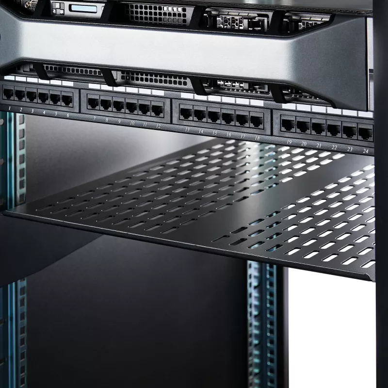 StarTech.com 2U Serwerowa Półka Rack - Uniwersalna Wentylowana Półka Wspornikowa do Montażu w Szafie Rack 19 cali - Wytrzymała Stal – Udźwig 50lb/23kg - Półka o Głębokości 22 cale, Czarna