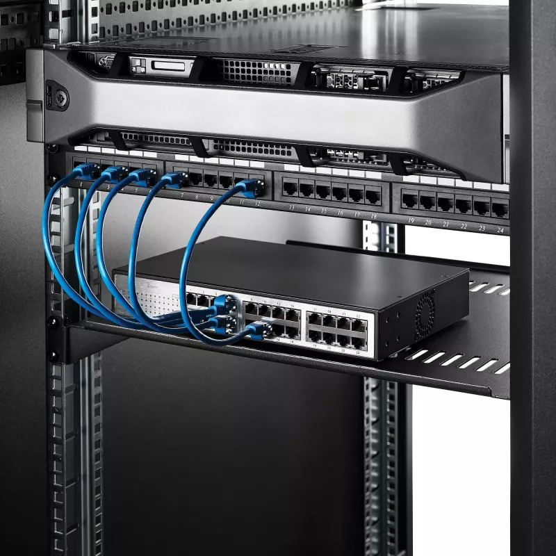 StarTech.com 1U Server Rack Shelf - Uniwersalna wentylowana półka wspornikowa do montażu w szafie rack 19 cali - Wytrzymała stal – Udźwig 44lb/20kg - Półka o głębokości 16 cali, czarna