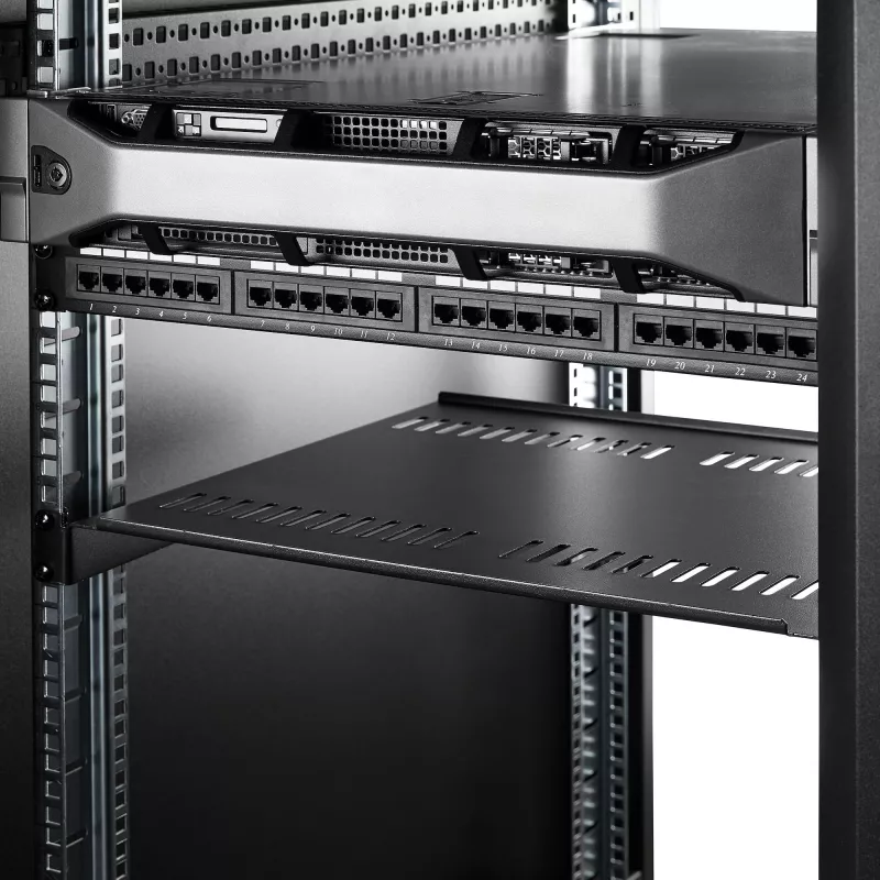 StarTech.com 1U Server Rack Shelf - Uniwersalna wentylowana półka wspornikowa do montażu w szafie rack 19 cali - Wytrzymała stal – Udźwig 44lb/20kg - Półka o głębokości 16 cali, czarna
