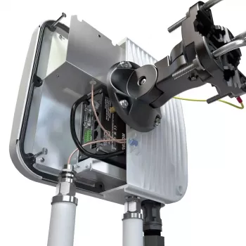 Kierunkowa antena sieciowa QuWireless QuMax PoE/LAN, wielopasmowa 0,694–2,7 GHz i 2,4–2,5 GHz, maks. zysk 6 dBi, polaryzacja pionowa