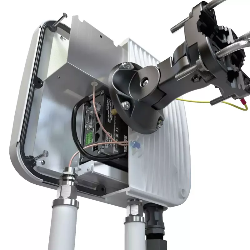 Kierunkowa antena sieciowa QuWireless QuMax PoE/LAN, wielopasmowa 0,694–2,7 GHz i 2,4–2,5 GHz, maks. zysk 6 dBi, polaryzacja pionowa