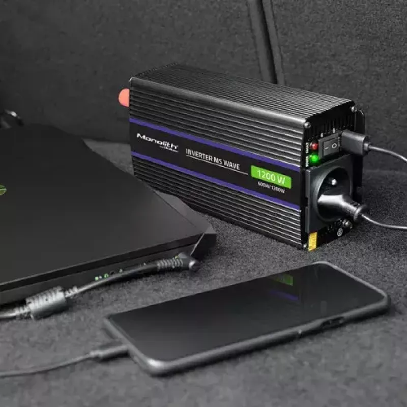 Przetwornica napięcia QOLTEC Monolith 600 W — 12 V na 230 V, USB PD 18 W, samochodowa/wewnętrzna, czarna