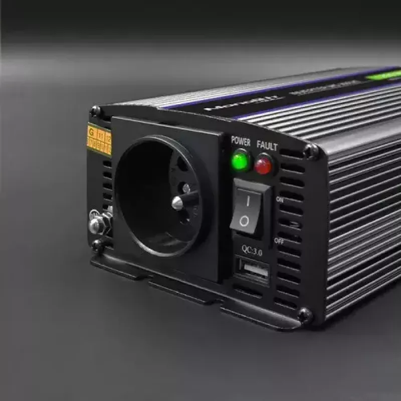 Przetwornica napięcia QOLTEC Monolith 600 W — 12 V na 230 V, USB PD 18 W, samochodowa/wewnętrzna, czarna
