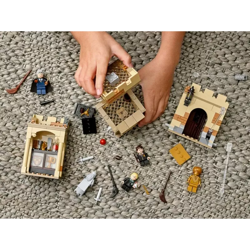 Zestaw LEGO Harry Potter Pierwsza lekcja latania w Hogwarcie 76395 z minifigurkami Harry'ego i Dracona