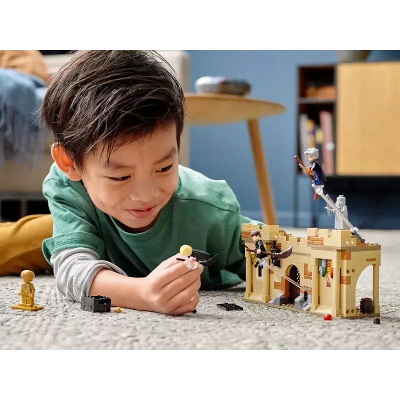 Zestaw LEGO Harry Potter Pierwsza lekcja latania w Hogwarcie 76395 z minifigurkami Harry'ego i Dracona