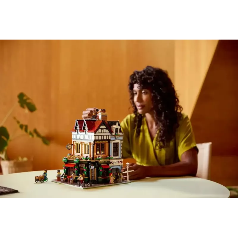 Zestaw konstrukcyjny LEGO Icons 10350 Tudor Corner House — 3266 elementów, 8 minifigurek, wiek 18+, 260×250×310 mm