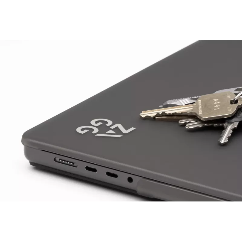 Etui hardshell Zagg do MacBook Air 13 (M3/M2) — Smoke, precyzyjnie dopasowana osłona ochronna