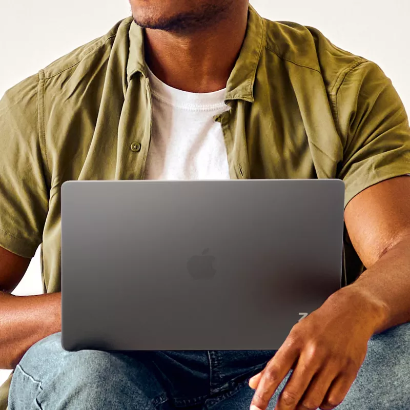 Etui hardshell Zagg do MacBook Air 13 (M3/M2) — Smoke, precyzyjnie dopasowana osłona ochronna
