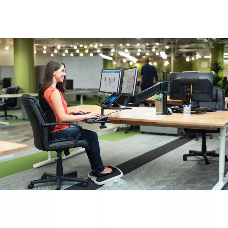 Podnóżek Kensington SoleMate Plus z regulacją nachylenia 0–20°, wysokość 8,89–12,7 cm, platforma 45×35 cm, czarno-szary