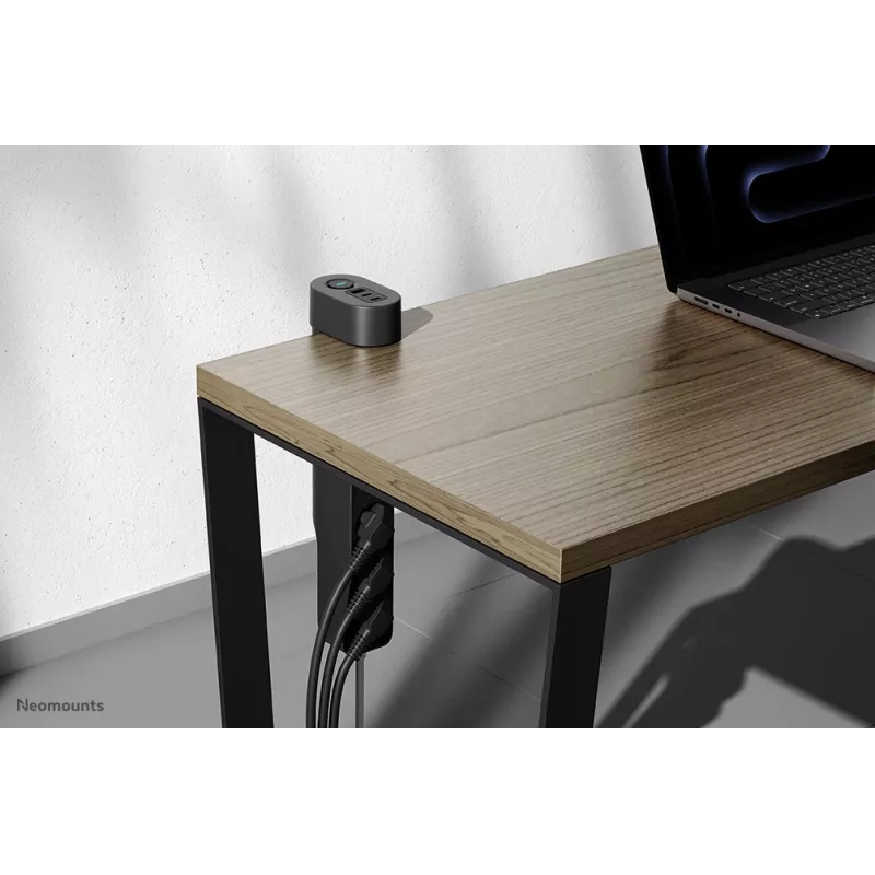 Gniazdo biurkowe Neomounts DS22-840BL6 z zaciskiem i portami USB-C i USB-A – szybkie ładowanie
