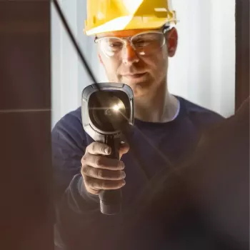 Kamera termowizyjna Flir Systems E8-PRO — 320×240 pikseli, czułość termiczna 40 mK, IFOV 1,8 mRad, wyświetlacz 3,5 cala, obudowa metalowa, czarna
