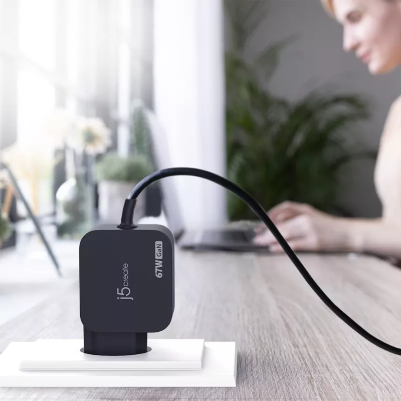 j5create JUP1565DCE3A-EN 67W GaN PD USB-C® Mini Charger z 3 typami złączy DC - EU